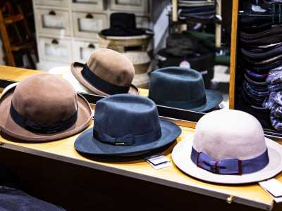 Non mancano comunque altre tipologie come l'elegante ed impermeabile Stetson...